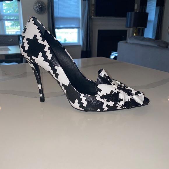 NEW* Roger Vivier Paris Blanco Latte/Frilly Buckle US Size 7.5 - Picture 3 of 8